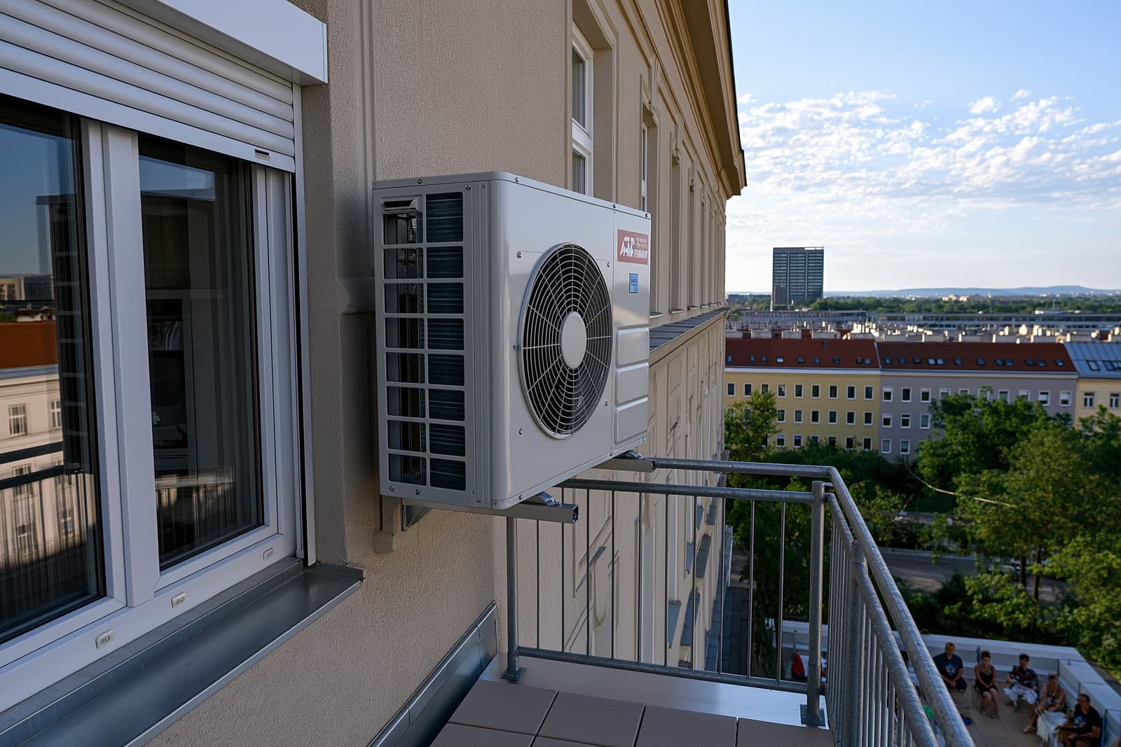 Almanya'da eski bir apartman dairesinin balkon duvarına monte edilmiş, Alman Genel Mahkemesi'nin (BGH) klima düzenlemesinin merkezinde yer alan türden bir split klima ünitesi.