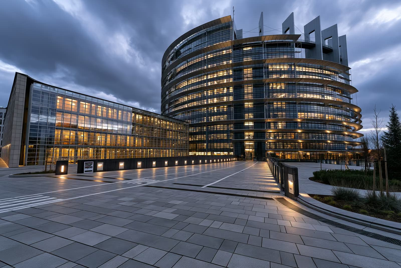 Brüksel'deki Avrupa Komisyonu Berlaymont binası ve dışındaki AB bayrakları.