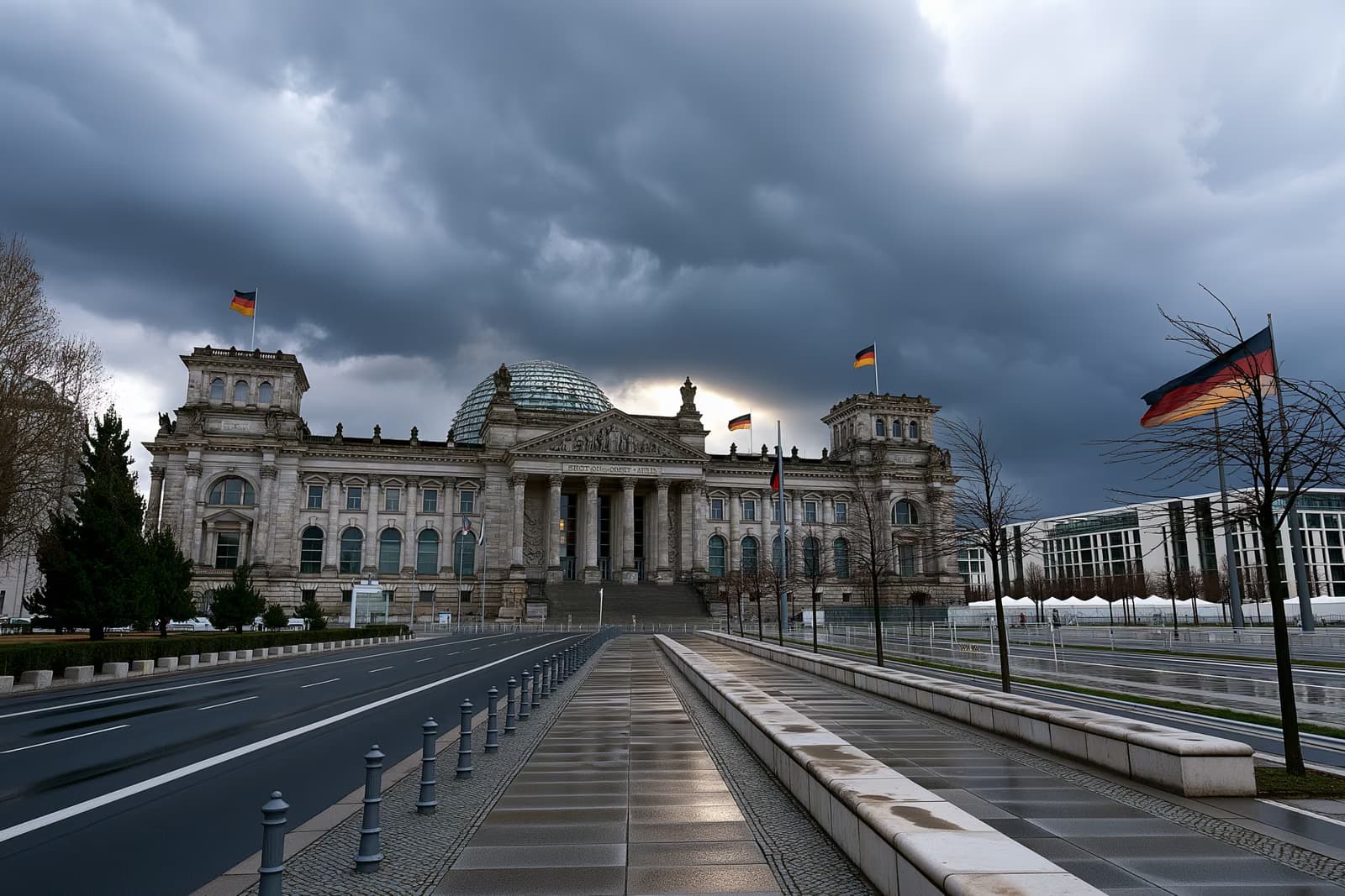 Berlin'deki Reichstag binası, son Politbarometer anketinin ortaya koyduğu gergin havayı yansıtan yoğun gri bulutların altında.