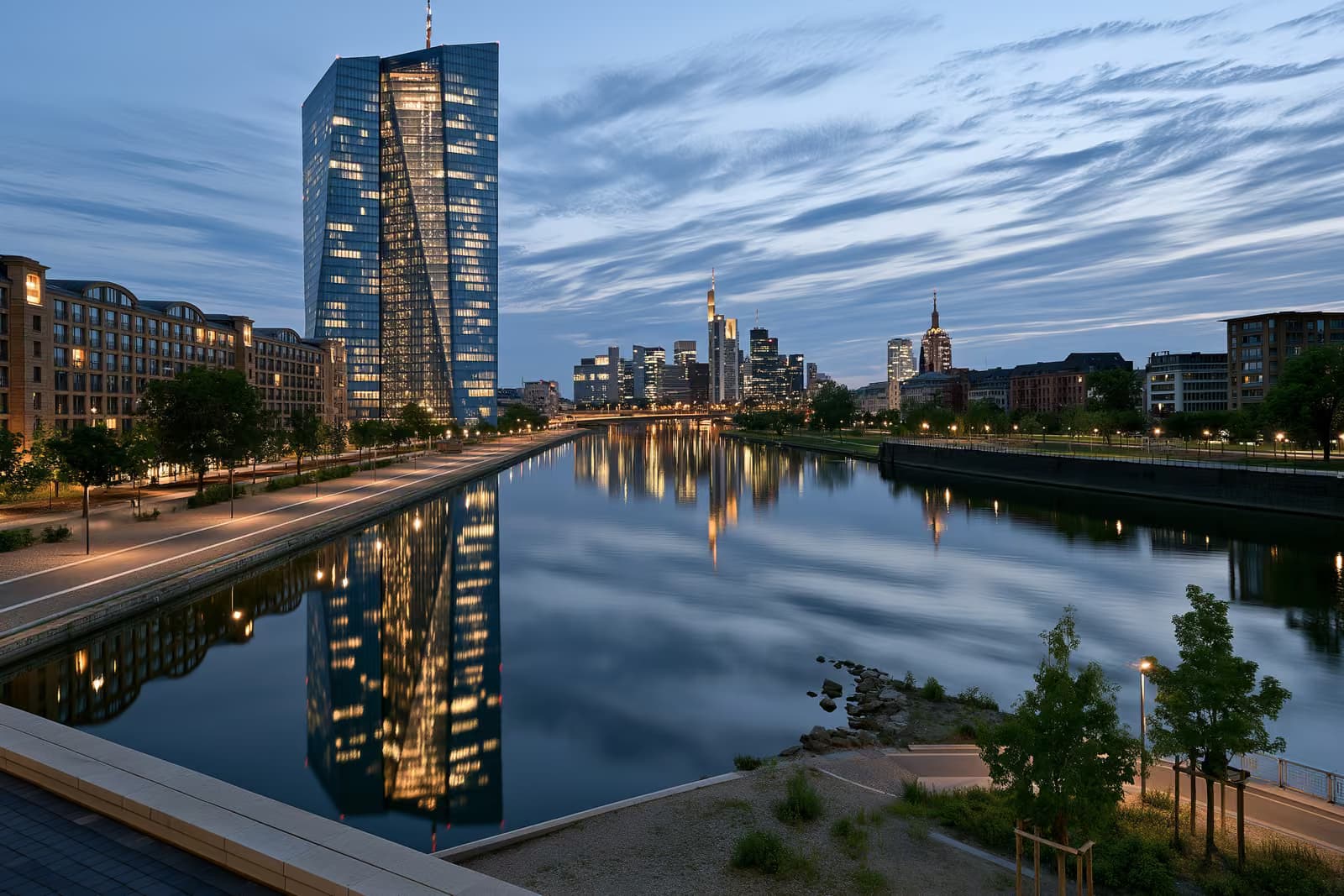 Frankfurt'taki Avrupa Merkez Bankası genel merkez binası, parlak bir yaz gökyüzü önünde.