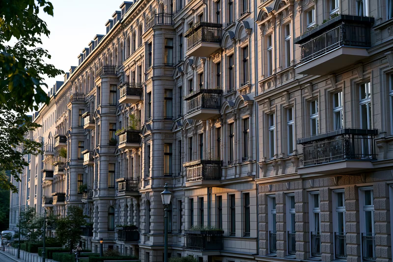 Almanya'da bir şehirde, penceresinde kiralık ilanı bulunan bir apartman sırasını gösteren bir fotoğraf.