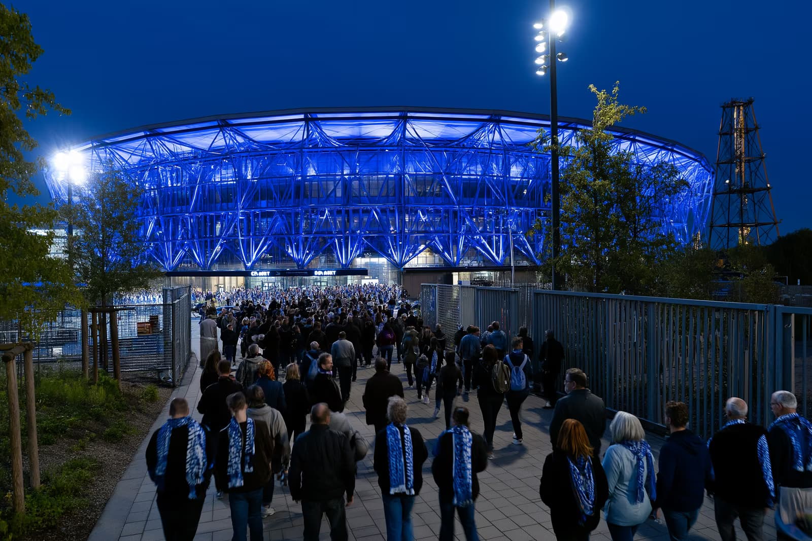 Ruhr bölgesindeki bir futbol stadyumu, Gosens Schalke'nin transferinin ardından taraftarların atkılarıyla kapılara akın etmesiyle geceleyin kraliyet mavisi bir ışıkla parlıyor.